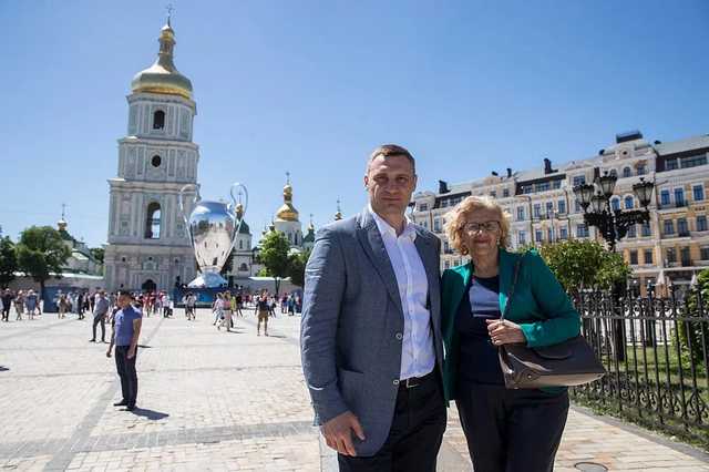 "Привет, мэр Ливерпуля!": Кличко и мэр Мадрида записали видеобращение к Джо Андерсону