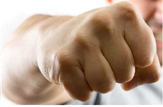 Вот, кто поднял руку: публичное избиение пенсионера в Киеве взбесило украинцев