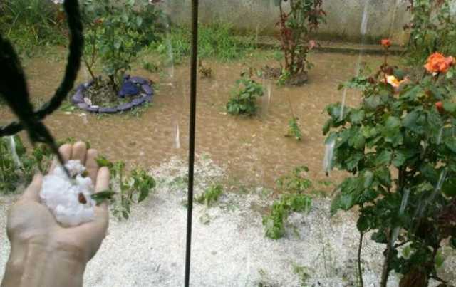 В Закарпатской области прошли дожди с градом, оползень перекрыл трассу госзначения