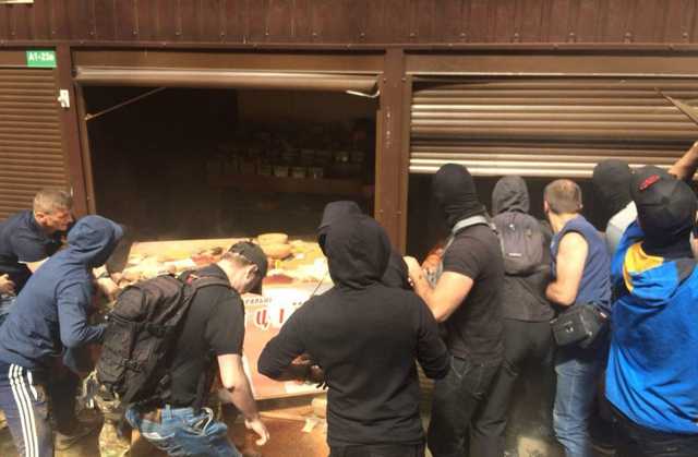 В Киеве активисты С14 крушат киоски торговцев, побивших военного пенсионера