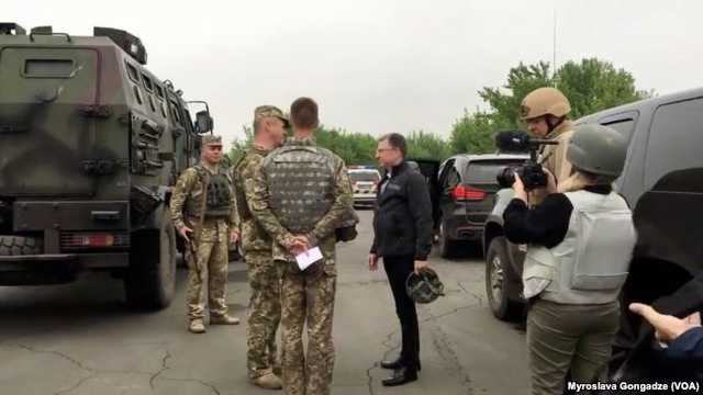 На Донбассе "очень горячая война" - Волкер