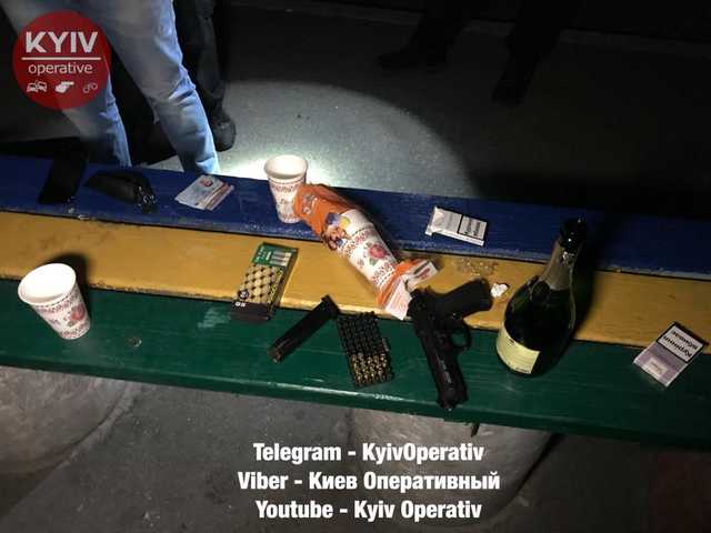 Стало скучно: сын c матерью устроили стрельбу во дворе жилого дома