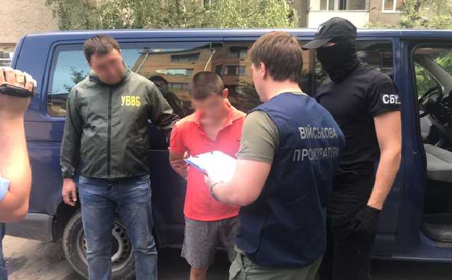 На Закарпатье задержали пограничника, "крышевавшего" контрабанду сигарет