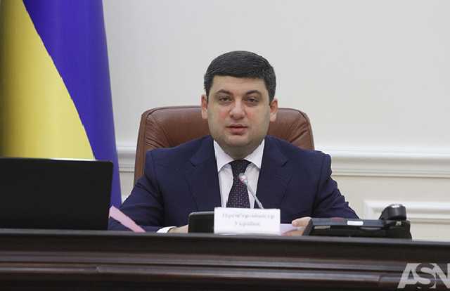 Кабмин пообещал родителям компенсировать расходы на няню со следующего года