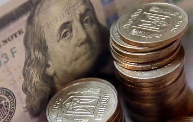 НБУ: Гривна упала по отношению к доллару и евро