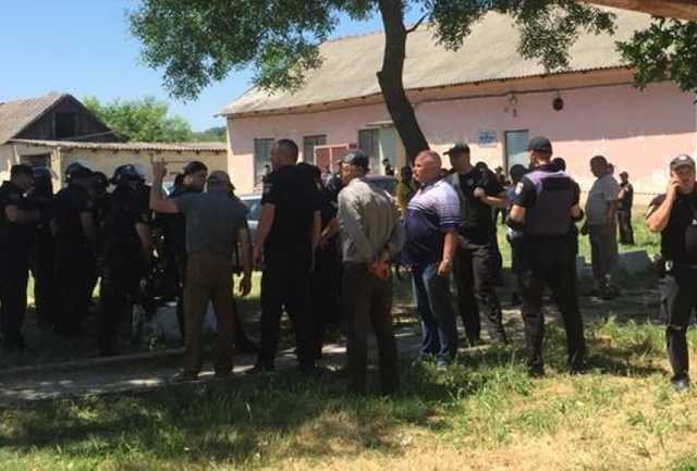 На Одесчине активисты подрались с полицейскими из-за перевыборов, пострадали 13 правоохранителей