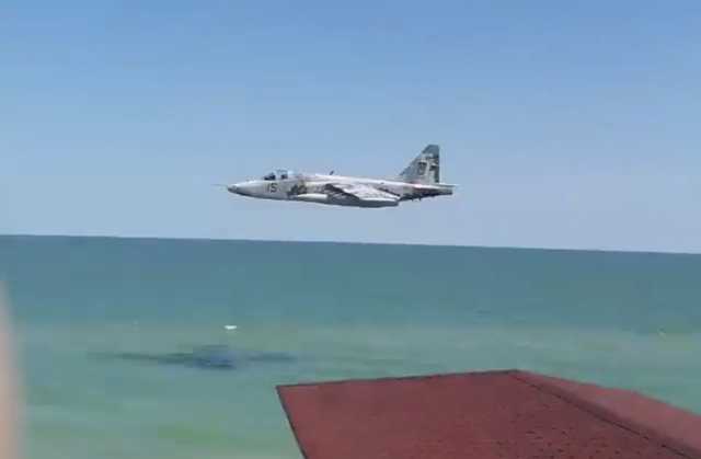 Привет оккупантам: Над пляжем в Кирилловке пронесся украинский штурмовик Су-25