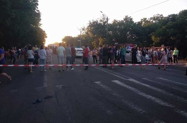 Смертельное ДТП в Одессе: автомобиль сбил женщину с ребенком