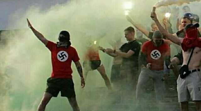 Фаны винницкой "Нивы" вышли на стадион в красных футболках со свастикой