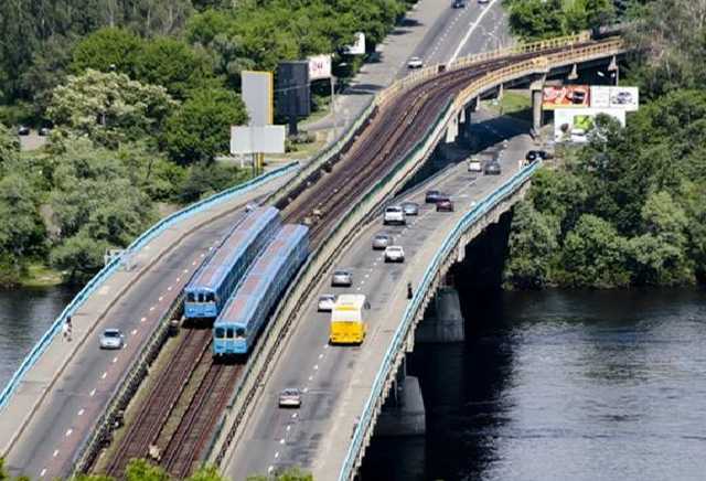 Рухнет в любой момент: стало известно о серьезных проблемах легендарного киевского моста