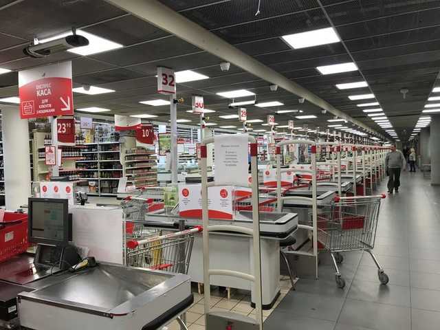 На Теремках закрыли «Ашан» из-за попытки захвата торгового центра