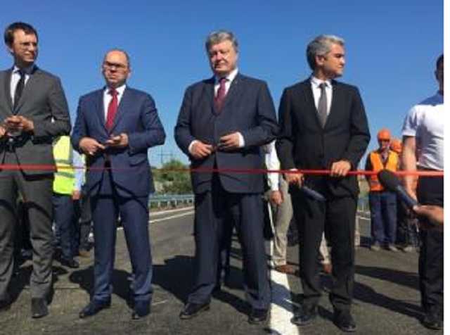 Фотосессия по-президентски: разбитую трассу Одесса–Рени украсили мостом с ленточкой