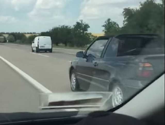 На трассе «Киев-Одесса» пьяный водитель на кабриолете убегал от полиции и бросался бутылками