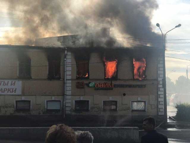 Валят клубы дыма: в России новое ЧП в торговом центре