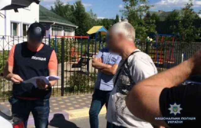 Столичный коммунальщик брал взятки за размещение придорожной рекламы