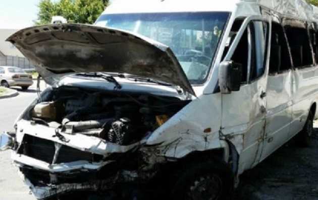 Пассажирка выпала из окна маршрутки при ДТП в Запорожье