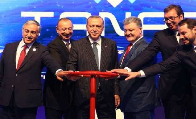 Навіщо Порошенко фотографується з очільником невизнаної країни?