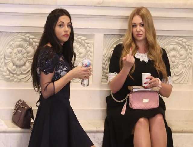 Тыкнула средний палец в Раде: скандальную помощницу нардепа накажут