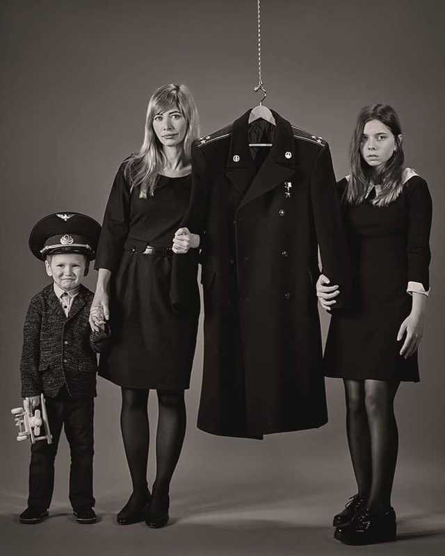 При чем футбол? Сеть растрогало фото семьи летчика сбитого Ил-76