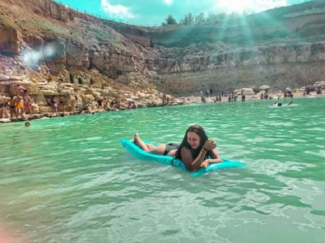 "Голубая лагуна в Украине" - соцсети увлекаются райским озером