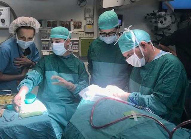 В Израиле слепой женщине вставили зуб в глаз: она прозрела