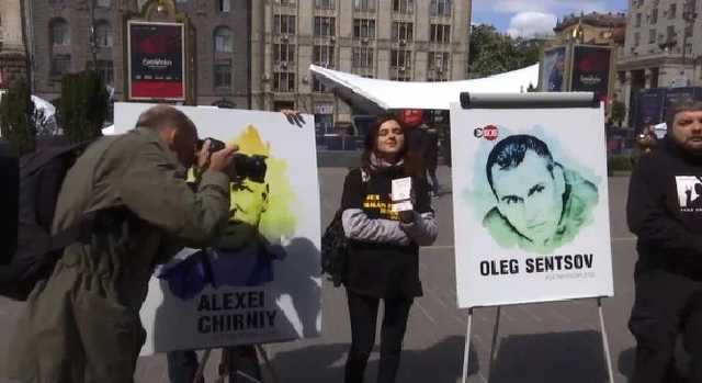 Активисты снова пикетируют посольства России в Киеве и Одессе требуя освободить политзаключенных