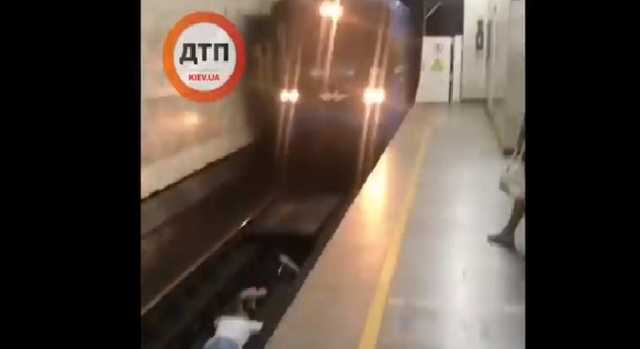 В Киеве двое экстремалов прыгнули под поезд метро: видео