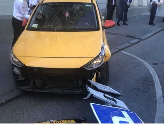 При наезде такси на людей в Москве пострадал украинец – СМИ