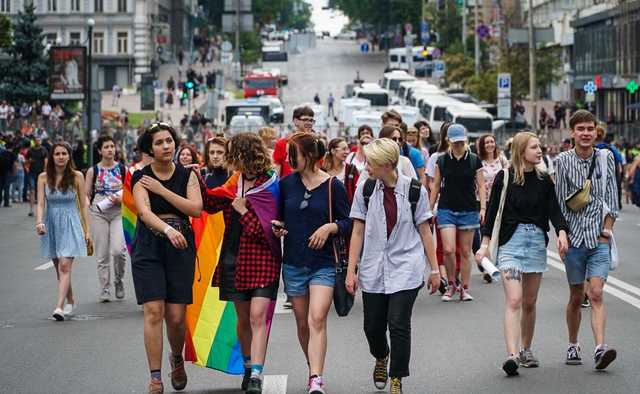 ЛГБТ-марш в центре Киева: яркие фото