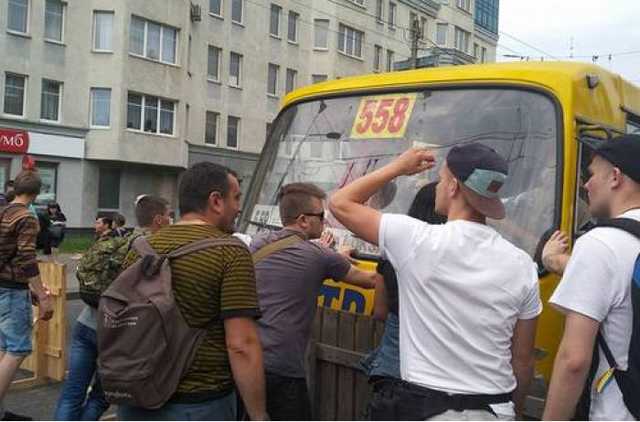 С14 заблокировала дороги на Лукьяновке