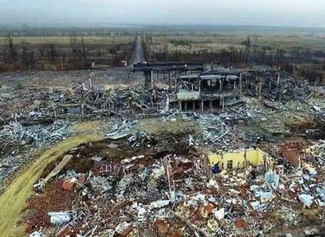 «Помните об этом»: соцсети шокированы руинами Луганского аэропорта