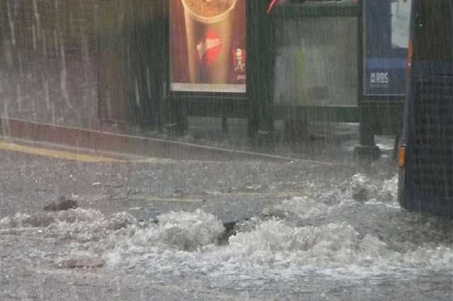 Через сильну зливу з градом вулиці Вінниці перетворилися на море