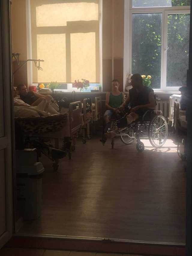 Нужна помощь: в киевский госпиталь прибыл борт с тяжелоранеными бойцами