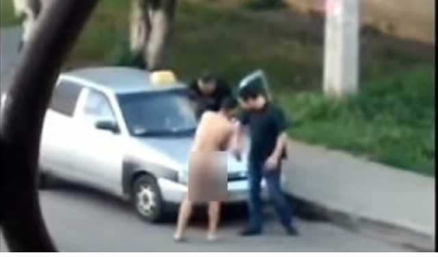 В Харькове голый мужчина "атаковал" такси