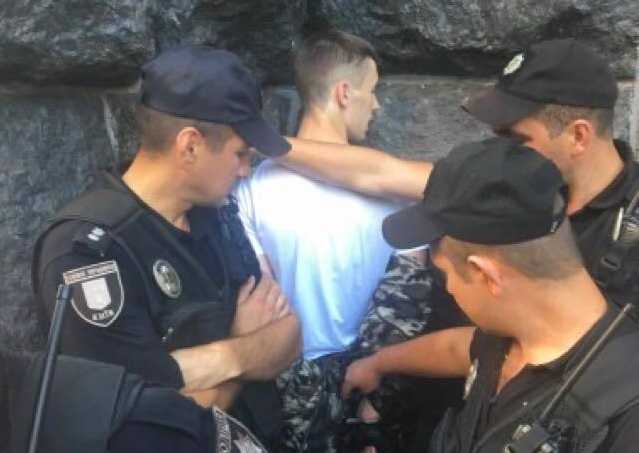 "Крымнаш!": в центре Киева задержали парня с арсеналом оружия