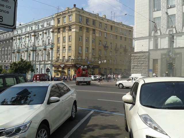 В Харькове устроили газовую атаку на горсовет: начались потасовки