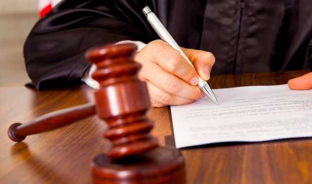 Справа керівника апарату суду, якого підозрюють у хабарі, почала «губитися» у судах