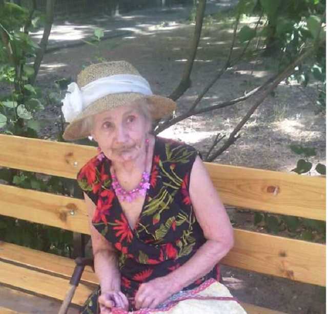 В одном из дворов нашли потерявшую сознание от голода старушку