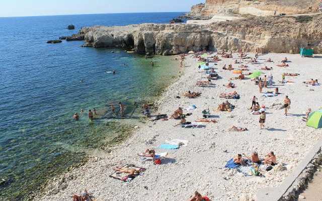 "Волки воют от безденежья": появились новые фото пляжей Крыма