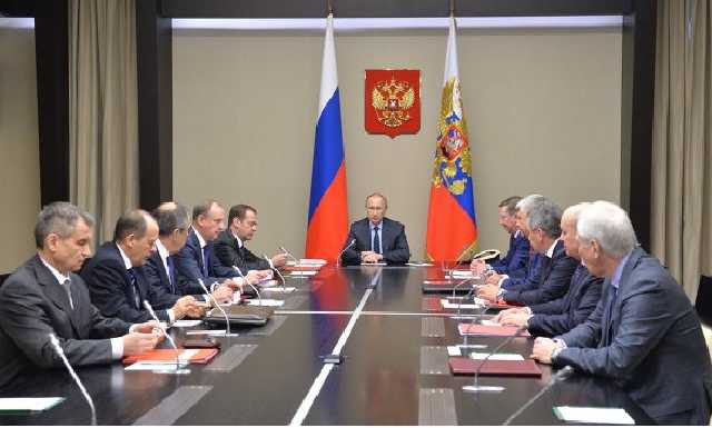 После разговора с Порошенко Путин срочно созвал Совбез РФ