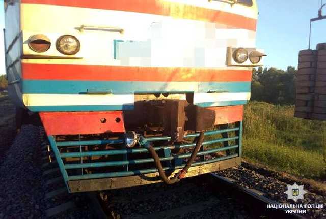 На Харьковщине на перегоне мотоцикл врезался в поезд, есть погибшие