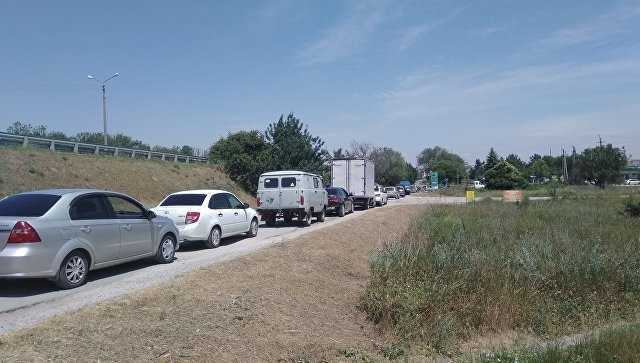 Ждать нужно часами: в сети показали фото огромной очереди за топливом в Крыму