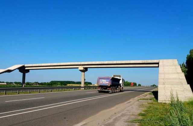 На трассе Киев-Харьков уже 4 года не могут достроить пешеходный мост