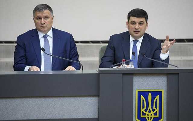 Внедрением полиции в работу таможни Гройсман и Аваков бросили вызов Порошенко