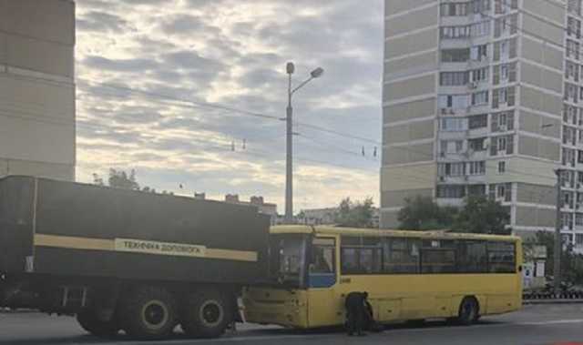 На Троещине колесо от маршрутки прилетело в стихийный рынок