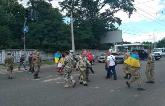 Не дают землю: ветераны АТО перекрыли дорогу возле черкасского Геокадастра