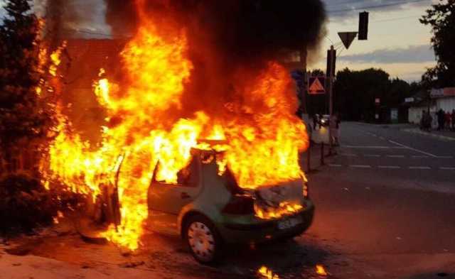 Появилось видео ДТП под Киевом, в результате которого автомобиль сгорел дотла