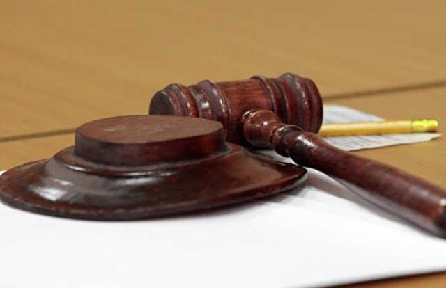 Суеверная, старообрядная: судья перед заседанием обсыпала зал солью