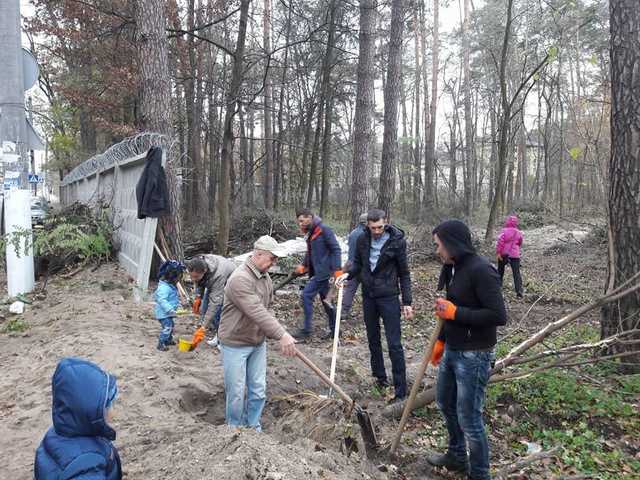 Забудовник під Києвом застосував вогнегасник по мамам з дітьми