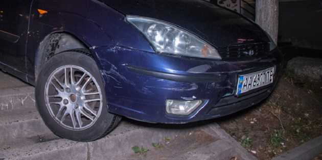 В Киеве неадекватный водитель протаранил два авто и повис на ступеньках, пытаясь сбежать